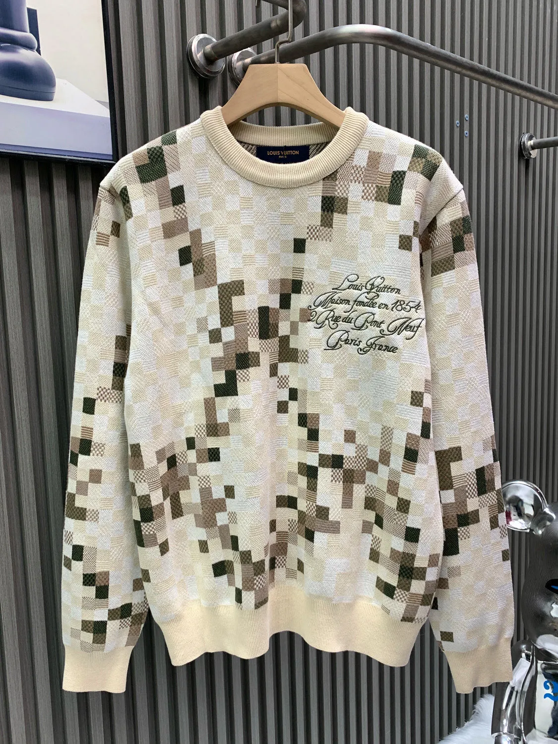 🅿️460 🀄️ Louis Vuitton Louis Vuitton 26 early spring new style LV Louis Vuitton camouflage checkerboard round neck pullover YB purchased the pattern. It is woven with 23 counts of combed cotton and 8 colors of yarn. The other 7 colors are custom dyed. The weaving piece is a 16-needle STOLL imported machine. The weaving time is 370 minutes/piece. 16-needle finer yarn is woven in 8 colors at the same time. Adding a variety of tissue jacquards increases the difficulty of the loom. There are many holes to sew with 22 stitches on the sewing plate. The embroidery requires secondary clamping. The collar, shirt legs and cuffs all need to be picked. The overall workmanship is very complicated. The embroidery is added with heat-capacitating glue and needs to be hot-glued to ensure quality. The checkerboard pattern needs to be positioned so the speed is slow. Each process of the whole garment is slow and time-consuming. Customized three-standard accessories are developed based on the original version. Same style for men and women. It is recommended to dry clean or machine wash the reverse side in cold water.